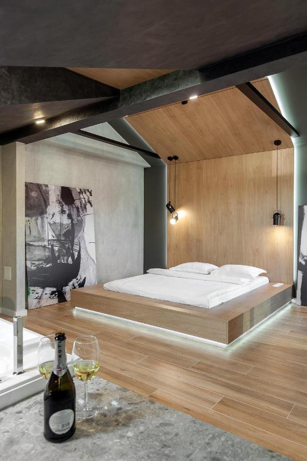 Royal Vip Jacuzzi Apart 利沃夫 外观 照片