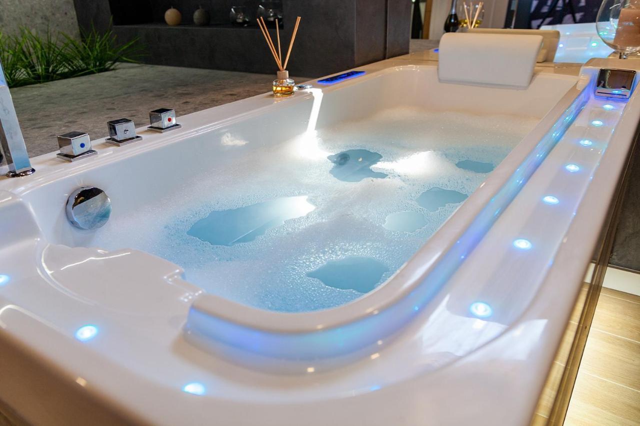 Royal Vip Jacuzzi Apart 利沃夫 外观 照片