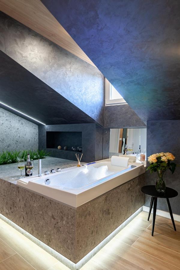 Royal Vip Jacuzzi Apart 利沃夫 外观 照片
