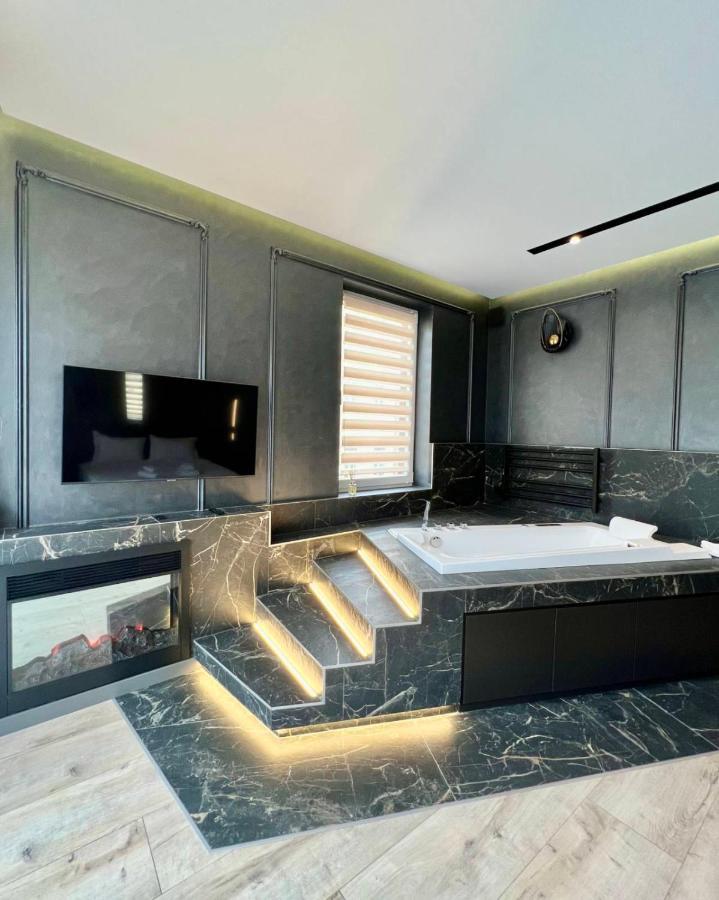Royal Vip Jacuzzi Apart 利沃夫 外观 照片