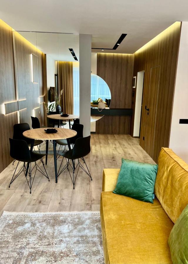 Royal Vip Jacuzzi Apart 利沃夫 外观 照片