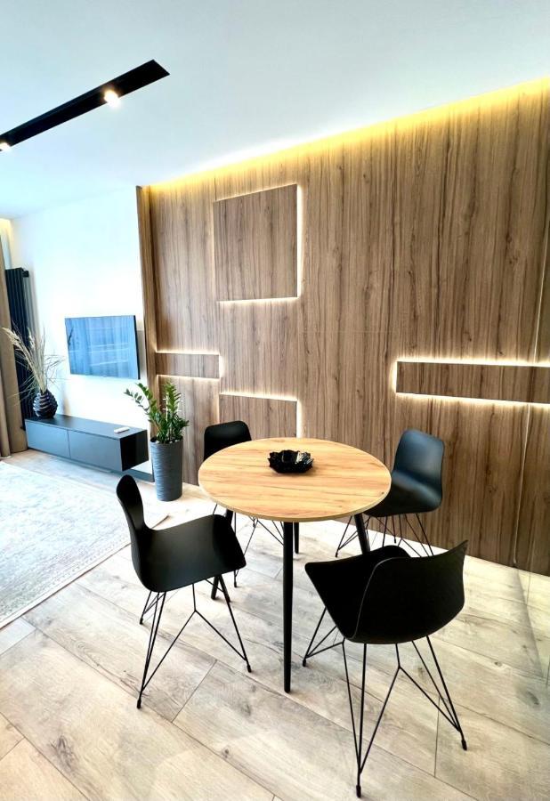 Royal Vip Jacuzzi Apart 利沃夫 外观 照片