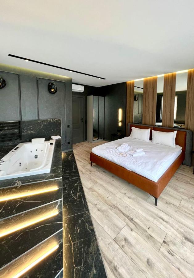 Royal Vip Jacuzzi Apart 利沃夫 外观 照片