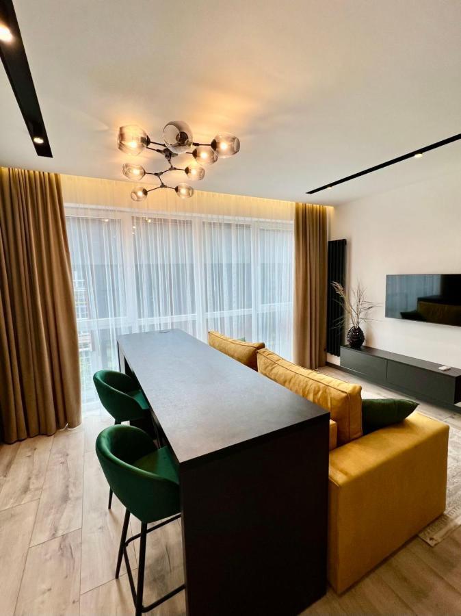Royal Vip Jacuzzi Apart 利沃夫 外观 照片