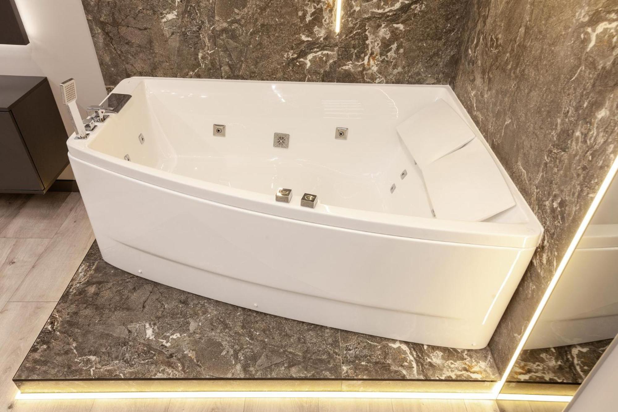 Royal Vip Jacuzzi Apart 利沃夫 外观 照片