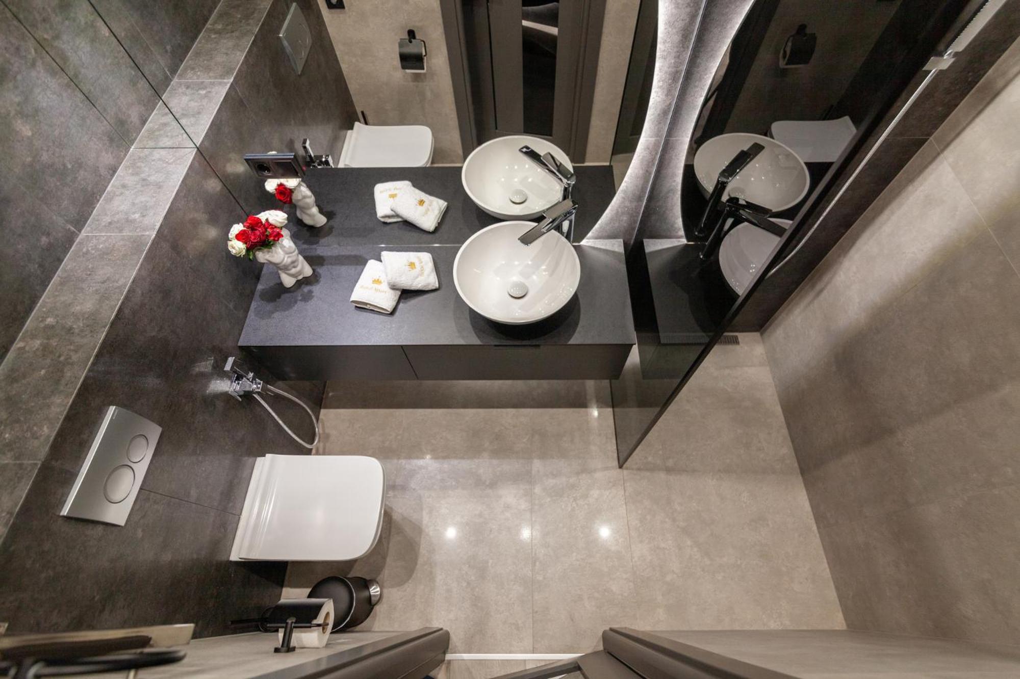 Royal Vip Jacuzzi Apart 利沃夫 外观 照片